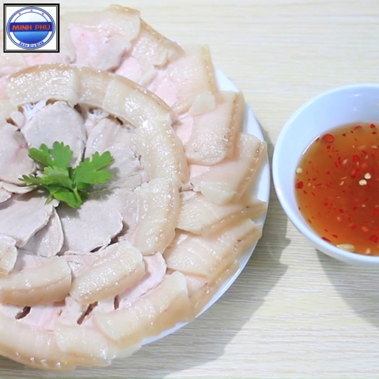Ba chỉ luộc cuốn bánh tráng