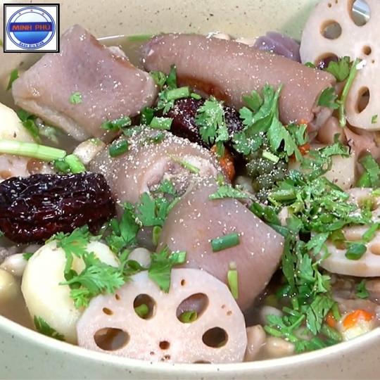 Giò heo hầm củ sen bắp cải